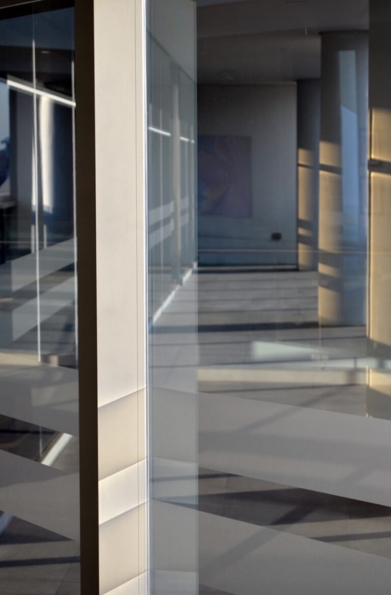 Nowoczesna ściana szklana wewnętrzna w salonie – realizacja hs-glass w Jeleniej Górze