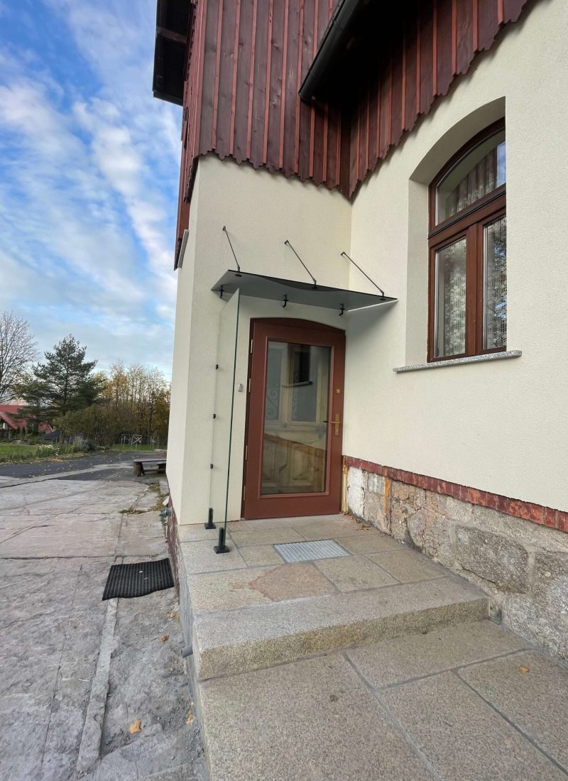 Zadaszenie szklane Jelenia Góra z przezroczystego szkła hartowanego nad tarasem