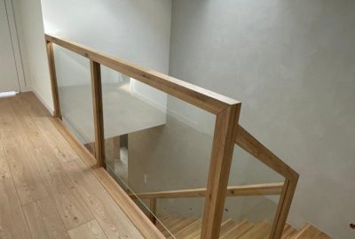 Balustrada ze szkła w dębowej ramie na antresoli pod oknem dachowym